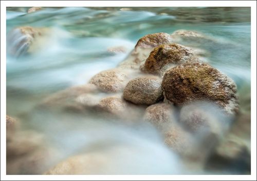 Fotokarte Blanco Fluss mit Steinen